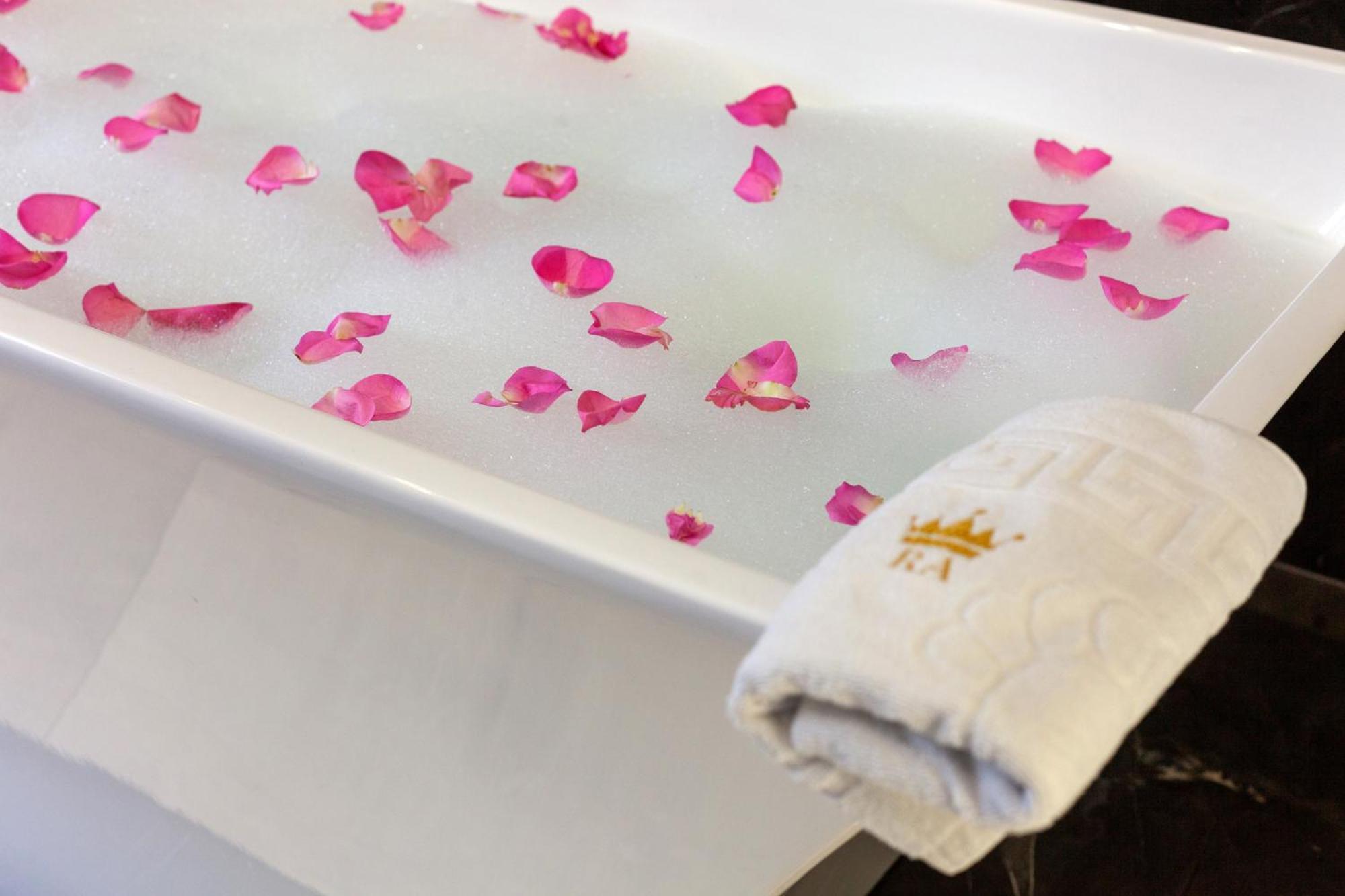 Royal Romantic Apartment With Bathtub 利沃夫 外观 照片